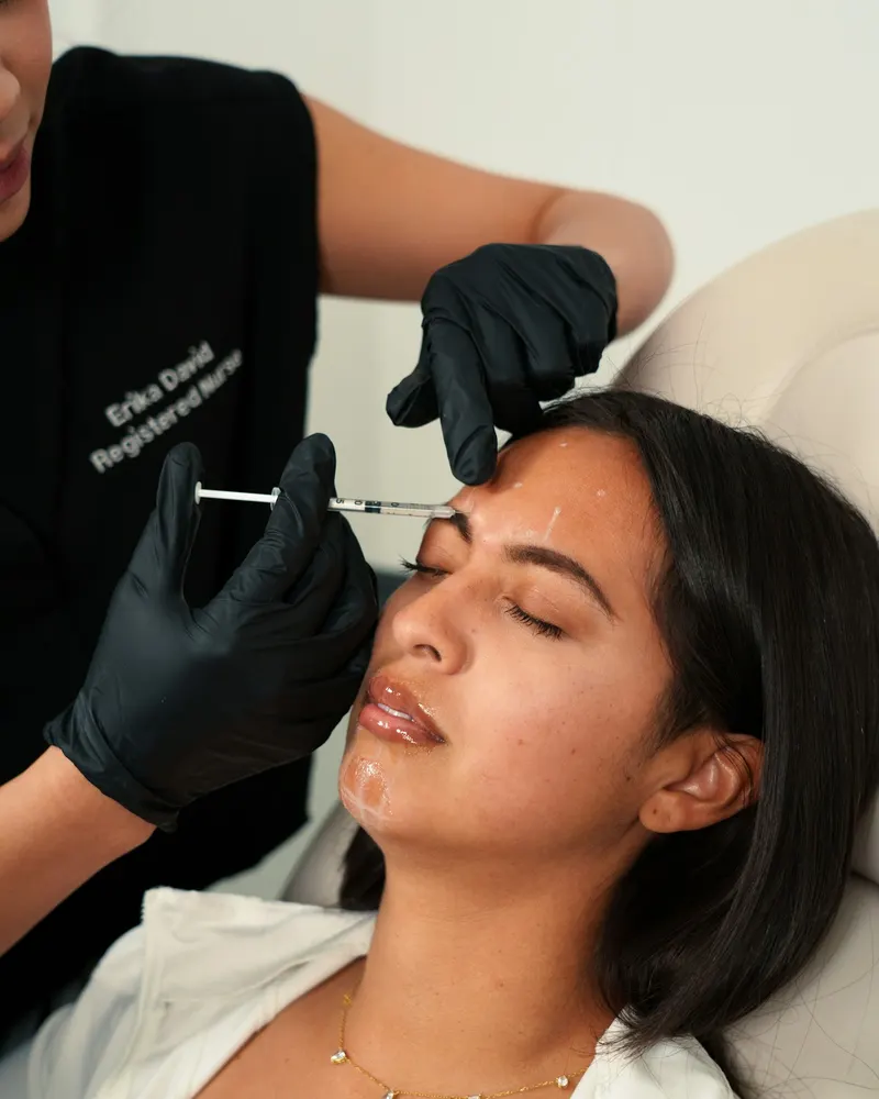 Profissional realizando aplicação estética em paciente